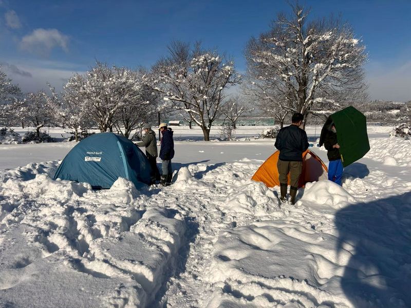 雪原でのキャンプ