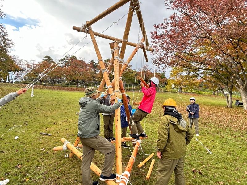 丸太を組んでやぐらを建てる