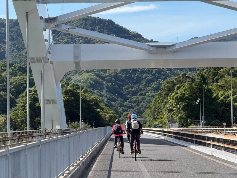 橋を渡るサイクリング